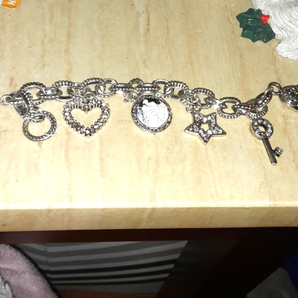 LOVE HEART LOCKED TOGETHER BRACELET NRMINT CONDITION